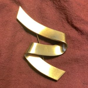 Vintage Monet brand beautiful goldtone brooch.